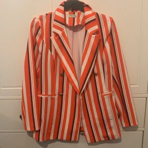 Blazer randig  - Röd vit o svart blazer strl M men passar även S