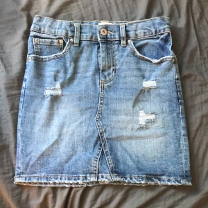 Kjol - Säljer denna kjolen för den kommer aldrig till användning. Org pris 199kr mitt pris: 90kr + frakt pga den är använd 1 gång i ca 2 h 