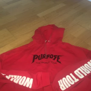 Justin Bieber magtröja säljes  - Storlek: L men känns som storlek M. köpt från H&M nypris: 249kr 