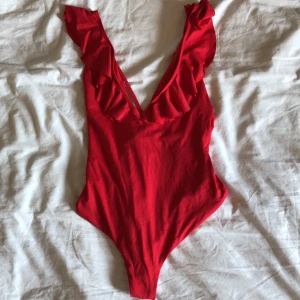 Baddräkt från Calzedonia stl M - Baddräkten är 2 år men aldrig använd då den inte passar mig. Väldigt fin röd färg på den