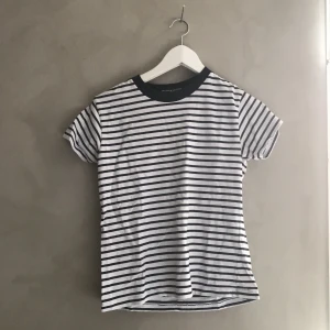 R-shirt från Brandy Melville  - Denna tröjan är nästintill oanvänd eftersom den sitter lite för tajt på mig för min smak (har storlek M). Annars är den väldigt fin och somrig. 