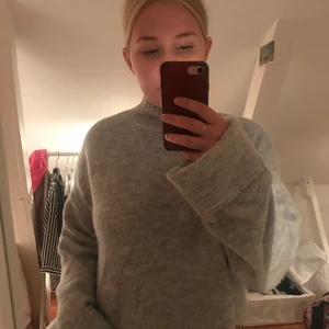 Grå oversized tröja i strl xs ✨ - Superskön oversized tjocktröja i storlek XS från Gina tricot. Lång i ärmarna och något kort i livet. Passar XS-S om man vill hålla den oversized 🌸 pris: 40kr + eventuell frakt. Finns i Malmö ✨