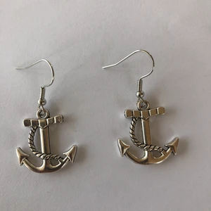 Örhänge - - säljer egengjord örhänge, följ zea.dezign. 10% går till att rädda sköldpaddor. Gratis frakt!