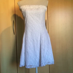  - Jättefin spetsklänning från Ellos. Helt oanvänd!! Perfekt till skolavslutning eller studenten, varför inte vara ute i god tid?😜
