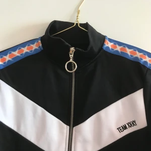 Tracksuit jacka  - Från Junkyard, storlek XS. Frakten är inräknad i priset 💙