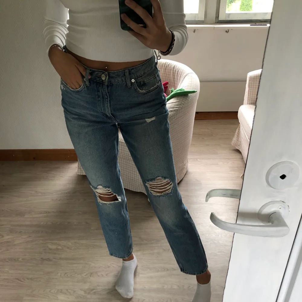 Blåa mom jeans från h&m i storlek M, köpta här på plick men passade tyvärr inte. Köparen står för frakten! . Jeans & Byxor.