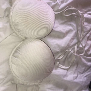 Bikini - Vit bikini med push up. Använd 1 gång pga för liten