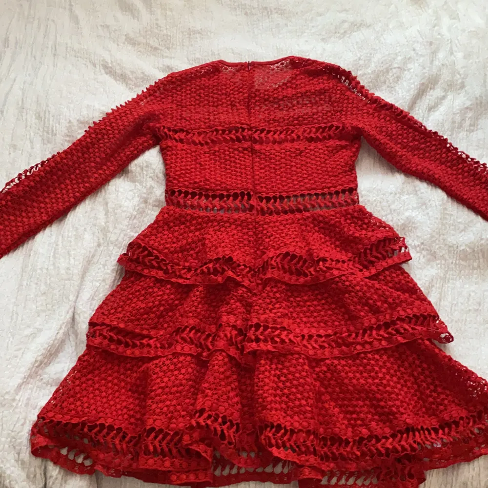 Röd klänning, från Linn Ahlborg X NA-KD Storlek: 36 men passar även 34                     Aldrig använd!                                                    Köparen står för frakten!. Klänningar.