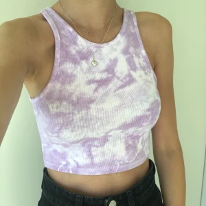 Tiedye linne 4 - Ett supersnyggt tie-dye färgat linne i en croppad modell. Har aldrig använt så det är nyskick. Frakt tillkommer på 22kr. Eftersom dessa linnen är väldigt populära och många vill köpa är det viktigt att man kan swisha direkt! :) se min profil för fler!!