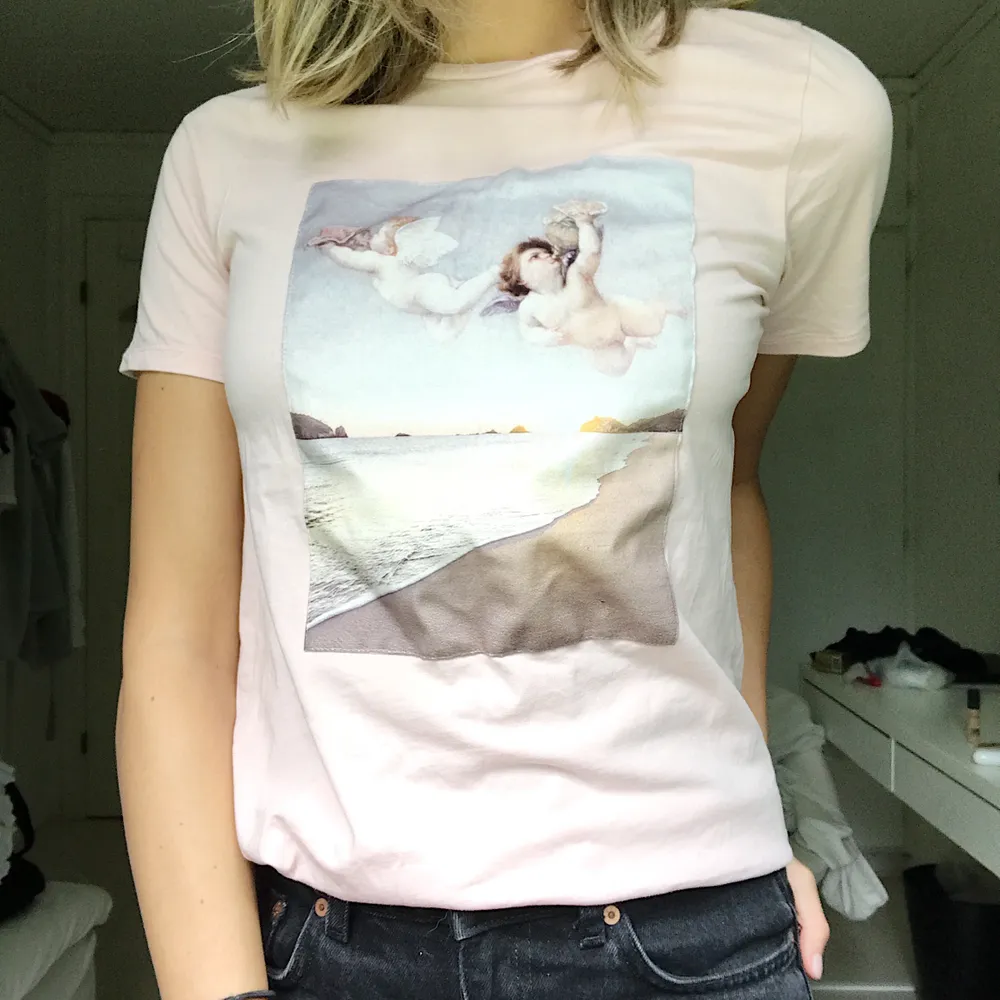 En fin T-Shirt från nakd med ängeltryck i storlek XS. Den är knappt använd och sälja också pågrund av den anledningen.💞👄👚. T-shirts.