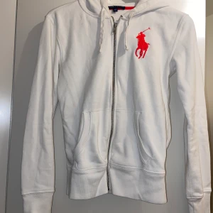 Ralph lauren hoodie - Ralph lauren tröja med dragkedja, säljs pga att den inte används. Bra skick 
