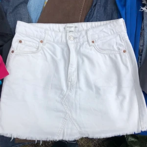 Vit jeanskjol  - Snygg vit jeanskjol ifrån mango, säljer då den inte kommer till användning längre💗