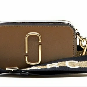 Snapshot 064 French Grey Mult - Material: 100 % Läder, Foder: 100% polyester Trendig axelremsväska i äkta läder från MARC JACOBS. Väskan har en smart design med flera fack. 2500 kr eller bud från 1500