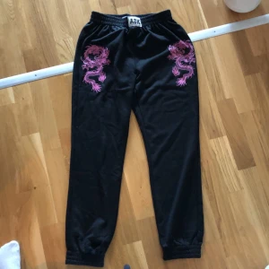 Adlika sweatpants - Helt nya mjukisar från adlika! Strl M men lite små! 150kr. Tar swish:) 