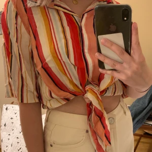 Söt skjorta med ränder - Färgglad skjorta i mindre variant med knytning där fram! Väldigt söt! 