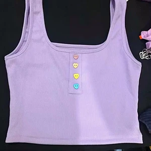 Linne/croptop - Supersött linne med små hjärtknappar i pastellfärger, helt nytt. ❤️