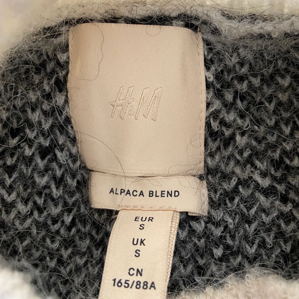 Varm tjock tröja ifrån hm stickad med alpaca blend material, sjukt skön och snygg. Köpt för några månader sen men inte använd.. Stickat.