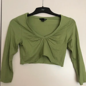 Super cool jättefin kort grön topp! - Använd ett par gånger, avklippt men såå fin!! Färgen är verkligen wow och så trendig!! Storlek xs, 92kr inklusive frakt!!