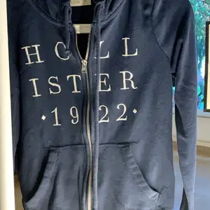 Snygg marinblå kofta från Hollister som är sparsamt använd. Strl S, frakt tillkommer vid köp. 💞