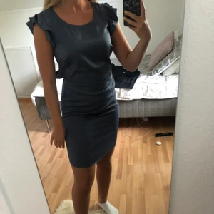 Klänning  - En smutsblå silkesklänning ifrån Vila. Klänningen har volanger på axlarna och en söm längsmed midjan. Endast använd 1 gång💗