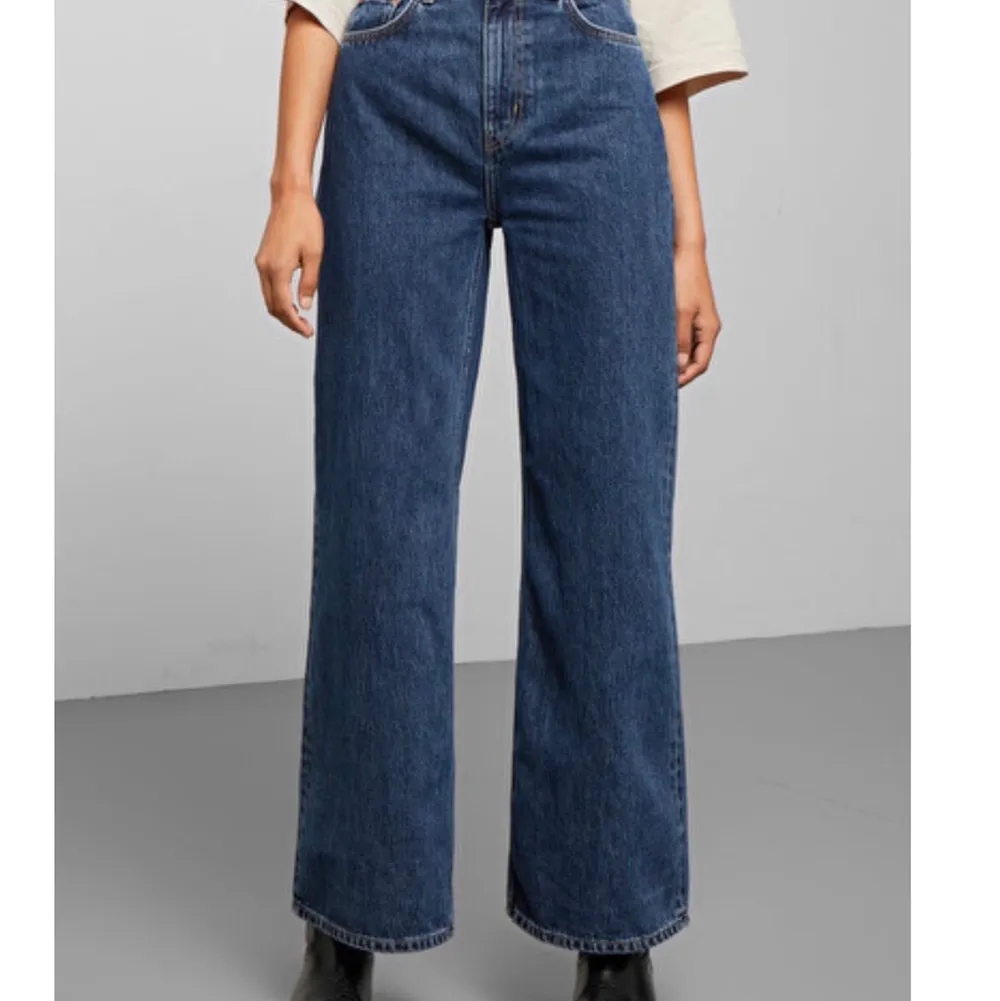 Weekday ace jeans i storlek 25/30. Köpta här på Plick men fick samma vecka ett par likadana, därav säljer jag dessa. Köparen står för frakten. Skriv privat för fler bilder🥰. Jeans & Byxor.