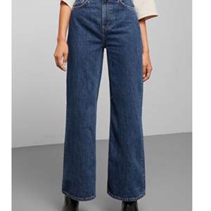 Weekday ace jeans i storlek 25/30. Köpta här på Plick men fick samma vecka ett par likadana, därav säljer jag dessa. Köparen står för frakten. Skriv privat för fler bilder🥰