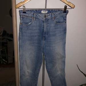 Wrangler jeans i croppad modell 28/32 - dock mer som en 26/30 