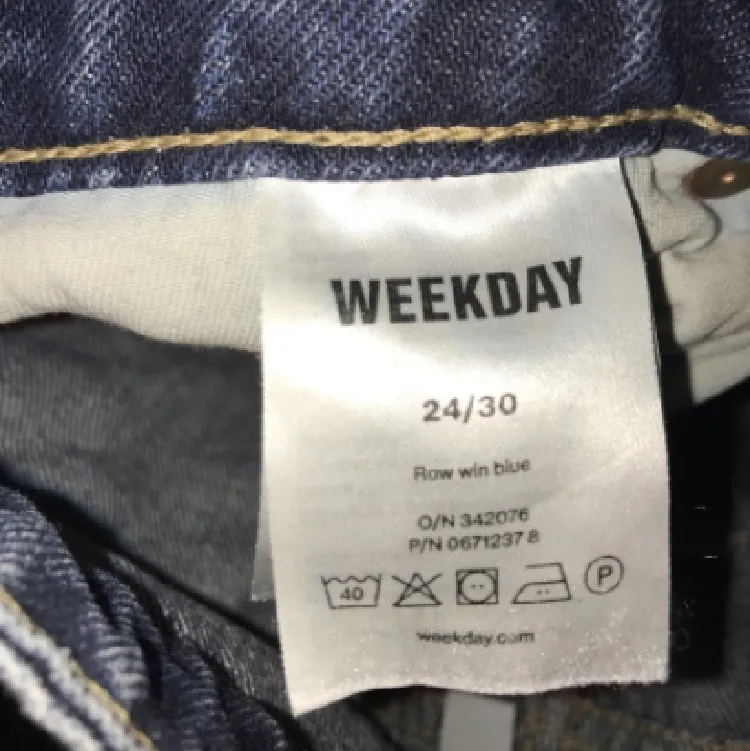 Weekday jeans i modellen row. I nyskick (knappt använda). Kan mötas upp eller så står köparen för frakt! . Jeans & Byxor.