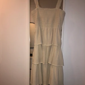 AFJ x NA-KD - En jätte fin klänning från AFJ kollektion med NA-KD. Säljer då den aldrig kommit till användning! Storlek 40. Frakt tillkommer 😇