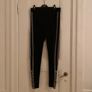 Pringle of Scotland x HM black leggings - Pringle of Scotland collab with H&M! Trendy athleisure. Free delivery in Stockholm and payment by swish.