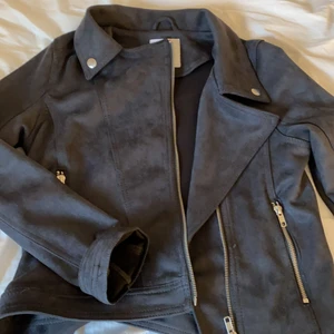 Superfin jacka! - En superfin jacka jag endast använt en gång. Superskönt material och två stycken fickor med dragkedja. Den är lite kortare modell. 