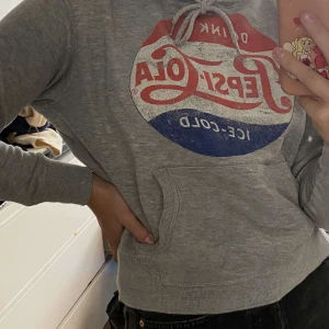 Hoodie - Jätte snygg grå hoodie med Pepsi tryck från hm. Använd ett par gånger men helt felfri,säljer då jag inte tycker den sitter så bra på mig:/ Frakten är inte inkluderat i priset :) 