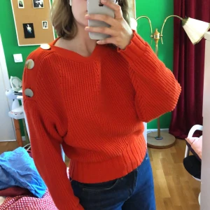 Stickad tröja  - Mysig orange stickad tröja med stora guldiga knappar på ena axeln 🌸 Strl S, orginalpris 400 kr <3  Kan mötas eller leverera