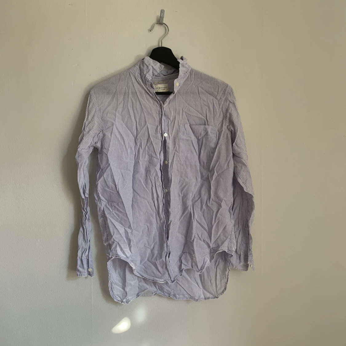 Tunn randig skjorta