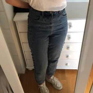 Detaljerade jeans  - Coola jeans med små hoops hela vägen längs benen :) Folk brukar tycka det är roligt att dra i dem och man kan säkert dekorera genom att dra snören igenom 🌻 Orginalpris 500 kr, nu bara 250! Köpta från ASOS, strl 12, W30 och L32! Kan mötas eller leverera 