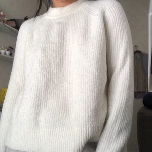 Vit stickad tröja - Mjuk stickad tröja från H&M! Liten i storleken runt armarna så den är nästan för liten för mig som har S-XS! Det är bara att fråga mig om fler bilder! 🤗  Meddela mig vid intresse! Budgivning om fler är intresserade!