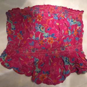 Söt topp! - Super söt och snygg top från Hollister!🔥 Knappt använd! Passar XS-S 😃 Hämtas i Skåne eller fraktades!