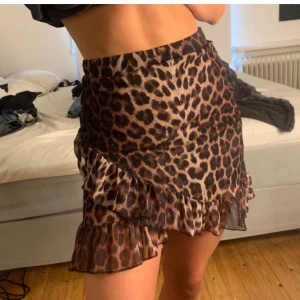 Supersnygg Nellykjol - Säljer denna supersnygga kjolen från Nelly med Leoprint för den inte riktigt passade mig, precis som ny💖 pris går att diskuteras💖 Lånad bild💖 Bud: 180kr inkl frakt
