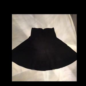 Elegant kjol! - Superfin elegant kjol för höst/vinter! Knappt använd och därför i nyskick!🔥 Inköpt för 300kr, passar XS-S😃 Hämtas i Skåne eller fraktas!