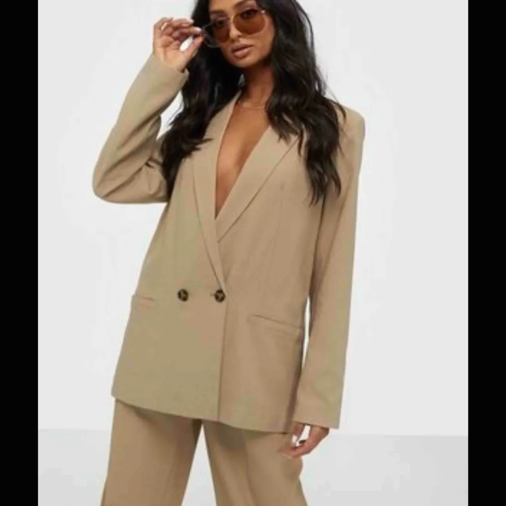 Så snygg oversized blazer från Gina i strl 40. Riktigt snygg till en beige outfit! Passar många storlekar beroende på hur man vill att den ska sitta💕använd 1 gång. 220 kr + frakt. Kostymer.