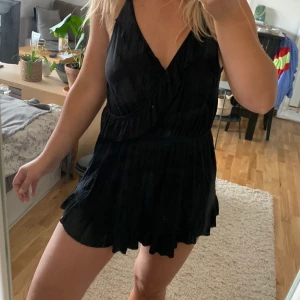 Söt romper - En söt svart playsuit köpt nånstans i USA. Andvänd men bra skick. Justerbara band och volanger omlott fram. Storlek S