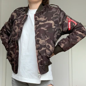 Militär-bomberjacka - supercool militär-mönstrad jacka från Bershka premium collection💚Finns ej i butik längre! Stl. L men passar även mindre storlekar(jag är S)💞