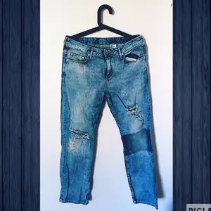 Oanvända boyfriend jeans (low waist ankle) i storlek 27 (eller CN 165/68A). Storlek M typ, om dessa siffor inte ger någon klarhet (same). Från H&Ms egna märke &DENIM. 
