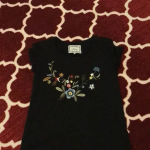 Fin t-shirt med brodering - En superfin svart T-shirt med brodering, fint skick