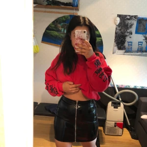svart vinyl kjol - jättesöt kjol i S med dragkedja! har en liten repa längst ner men inget man tänker på, möts upp i sthlm