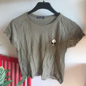 Brandy Melville T-shirt  - Militärgrön T-shirt från brandy Melville med liten Alien-figur på bröstet. One size men skulle säga att den passar XS/S och M om man vill ha den lite tight.
