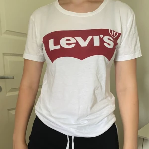 Levis tröja💗💗 - Säljer denna Levis t-shirt som var jätte populär för ett par år sen. Men kommer nu aldrig till användning längre. Frakt tillkommer🤛🏼🤛🏼 (skriv för fler bilder)