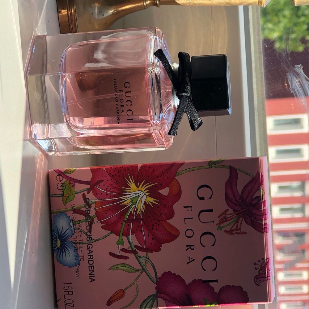 Gucci Flora Gorgeous Gardenia EdT 50 ml. Endast använd ett fåtal gånger, i princip en full flaska. Topnoter: röda bär, päron Hjärtnoter: vit gardenia, frangipaniblomma Basnoter: patchouli, ackord av farinsocker. Fritt fram att buda :) . Övrigt.