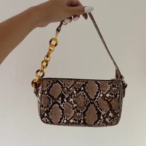 FIN AXELVÄSKA I ORMMÖNSTER! - superfint axelväska från SHEIN i ett fint ormmönster!! Knappt använd💝💖 köpare står för frakt!