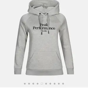 en relativt ny peak hoodie, andvänd fåtal gånger därme bra skick. säljer pågrund av att den bara tar plats i min garderob och kan komma till mycket bättre andvändning. svarar järna på alla slags frågor! priset kan alltid diskuteras :)